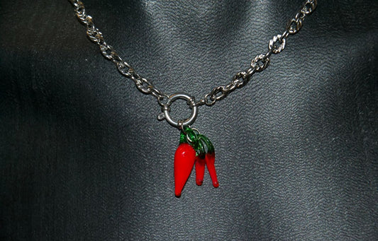 PEPPER POWER - bouquet 2 petits & un gros piments fermoir avant couleur argenté