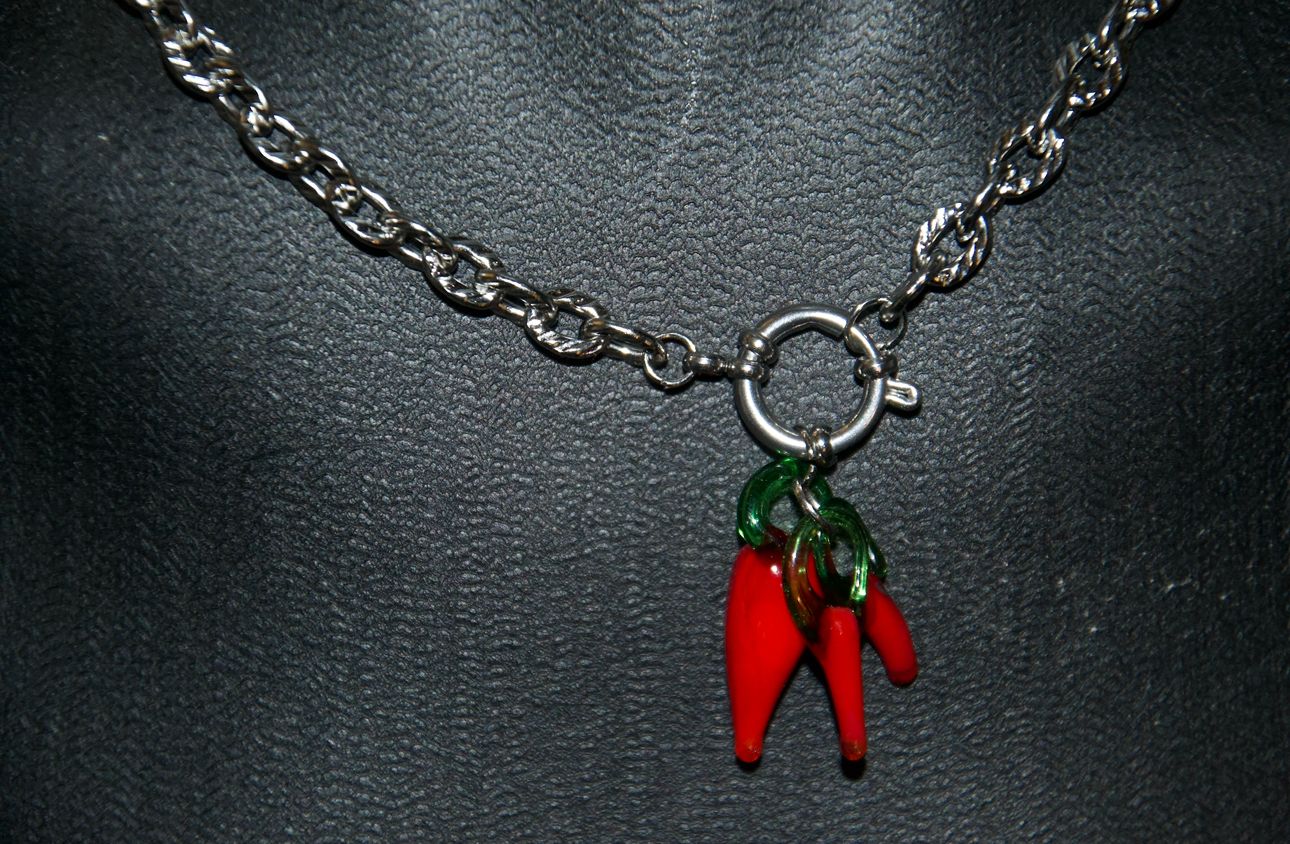 PEPPER POWER - bouquet 2 petits & un gros  piments fermoir avant couleur argenté
