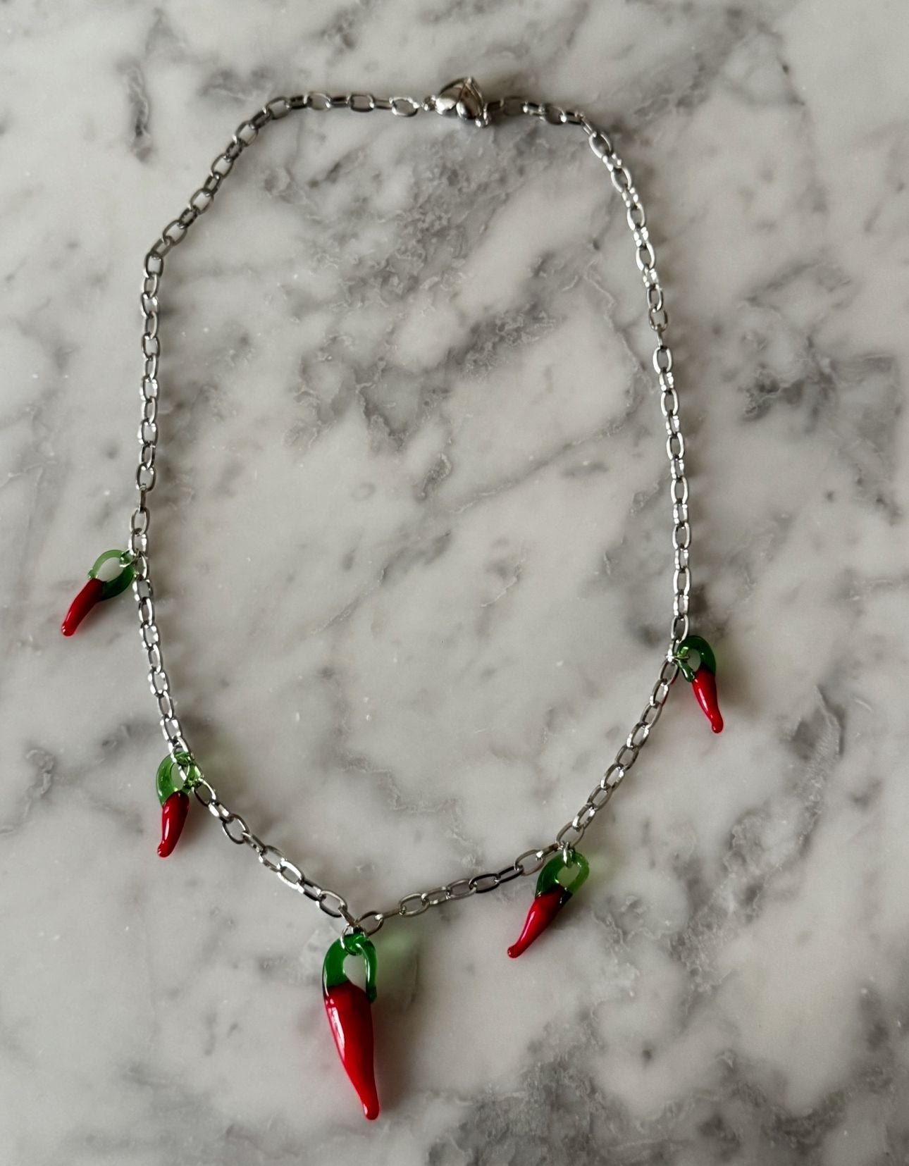 PEPPER POWER - Collier petit & gros piments fermoir coeur