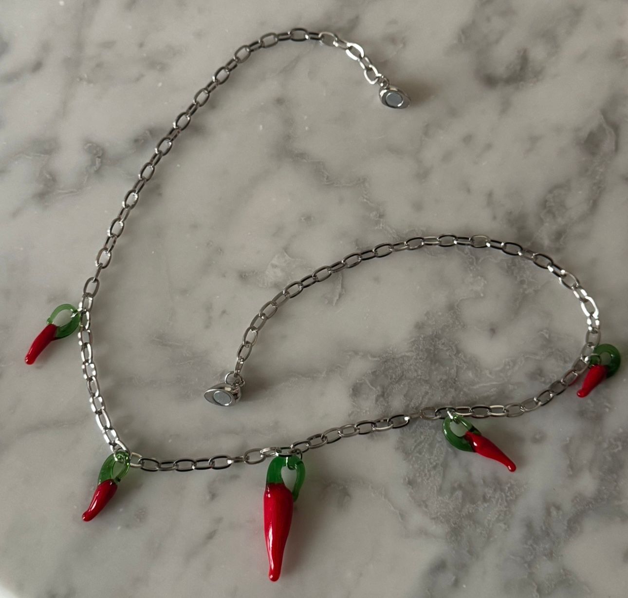 PEPPER POWER - Collier petit & gros piments fermoir coeur