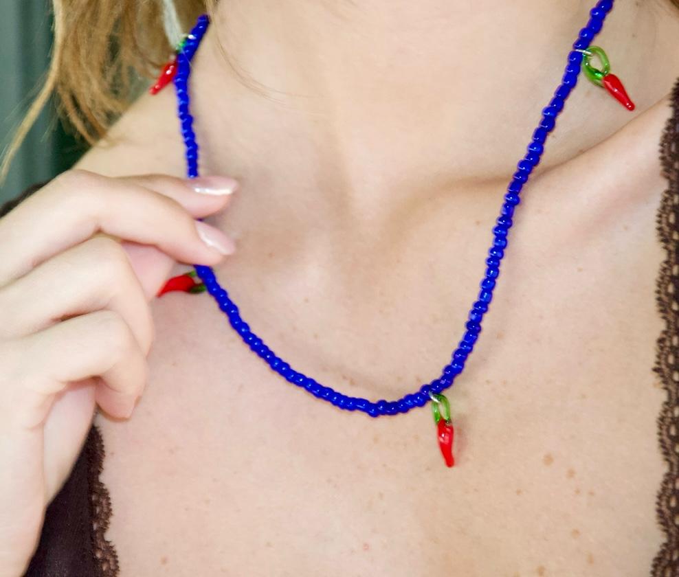 PEPPER POWER - Collier perles bleu Majorelle & piments